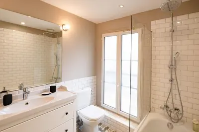 Salle de bains dans l'établissement Luxury Flat Louvres 6 Guests