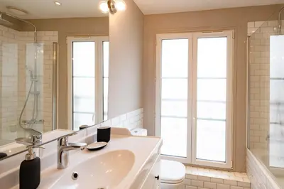 Salle de bains dans l'établissement Luxury Flat Louvres 6 Guests