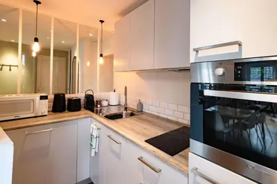 Cuisine ou kitchenette dans l'établissement Luxury Flat Louvres 6 Guests