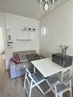 Coin salon dans l'établissement Appartement Chill proche Paris quartier calme proximité de toutes commodités Idéal Professionels et petite famille moins 15 pourcent long séjour
