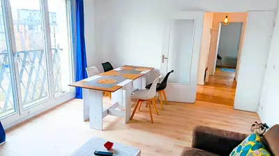 Coin salon dans l'établissement Close to Paris, Metro,RER, 6 People, PKG