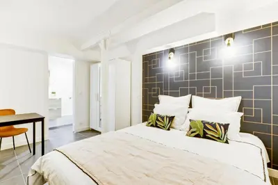 Un ou plusieurs lits dans un hébergement de l'établissement Convinient souplex basement 5mn near métro and Montmartre
