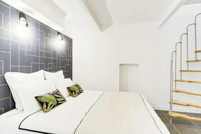 Un ou plusieurs lits dans un hébergement de l'établissement Convinient souplex basement 5mn near métro and Montmartre