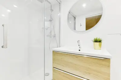 Salle de bains dans l'établissement Convinient souplex basement 5mn near métro and Montmartre