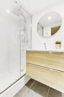 Salle de bains dans l'établissement Convinient souplex basement 5mn near métro and Montmartre