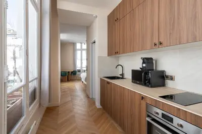 Cuisine ou kitchenette dans l'établissement Chic Studio Apartment for 2 Near Bastille