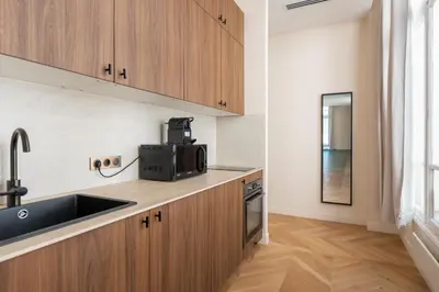 Cuisine ou kitchenette dans l'établissement Chic Studio Apartment for 2 Near Bastille