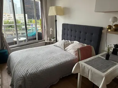 Un ou plusieurs lits dans un hébergement de l'établissement Studio sympa à Paris en métro -balcon & wifi