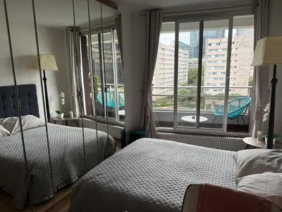 Un ou plusieurs lits dans un hébergement de l'établissement Studio sympa à Paris en métro -balcon & wifi
