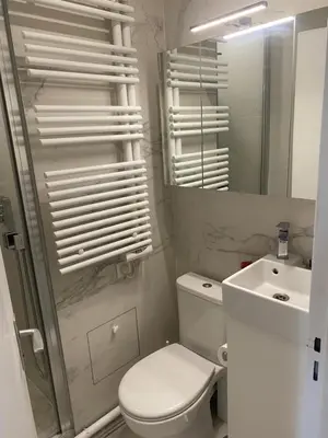 Salle de bains dans l'établissement Studio sympa à Paris en métro -balcon & wifi