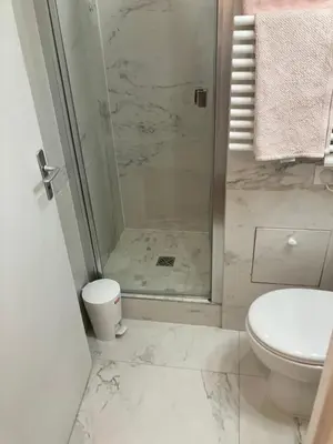 Salle de bains dans l'établissement Studio sympa à Paris en métro -balcon & wifi