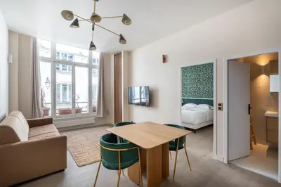 Télévision ou salle de divertissement dans l'établissement Chic Renovated 1BDR Apartment Near Bastille