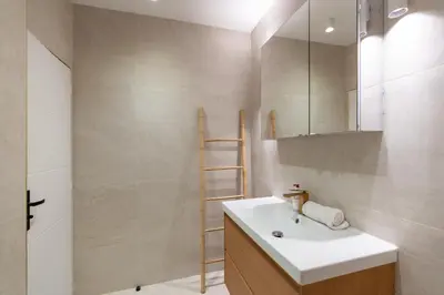 Salle de bains dans l'établissement Chic Renovated 1BDR Apartment Near Bastille
