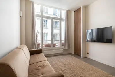 Télévision ou salle de divertissement dans l'établissement Chic Renovated 1BDR Apartment Near Bastille