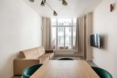 Coin salon dans l'établissement Chic Renovated 1BDR Apartment Near Bastille