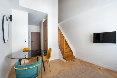 Télévision ou salle de divertissement dans l'établissement Bright and Cozy Duplex for 4 near Bastille