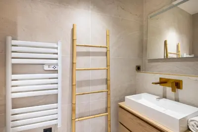 Salle de bains dans l'établissement Bright and Cozy Duplex for 4 near Bastille