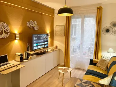 Télévision ou salle de divertissement dans l'établissement Joli Studio Paris 15e