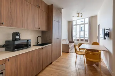 Cuisine ou kitchenette dans l'établissement Elegant 1BDR Paris Getaway for 4 near Bastille