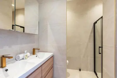 Salle de bains dans l'établissement Elegant 1BDR Paris Getaway for 4 near Bastille