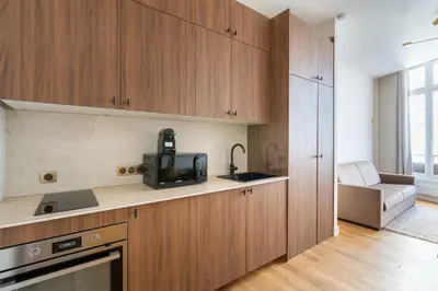 Cuisine ou kitchenette dans l'établissement Elegant 1BDR Paris Getaway for 4 near Bastille