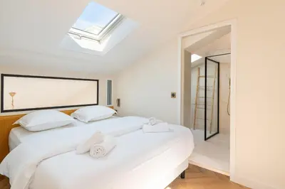 Un ou plusieurs lits dans un hébergement de l'établissement Chic Duplex for 4 in Vibrant Bastille