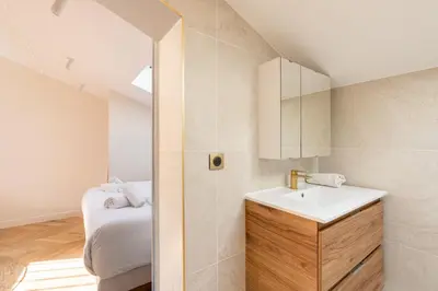 Un ou plusieurs lits dans un hébergement de l'établissement Chic Duplex for 4 in Vibrant Bastille