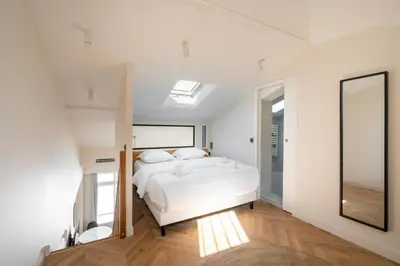 Un ou plusieurs lits dans un hébergement de l'établissement Chic Duplex for 4 in Vibrant Bastille