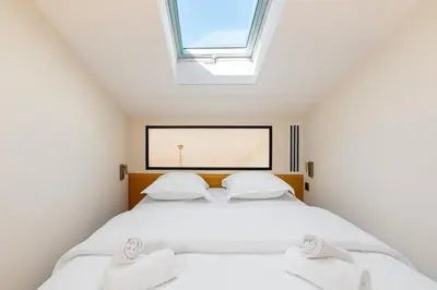 Un ou plusieurs lits dans un hébergement de l'établissement Chic Duplex for 4 in Vibrant Bastille