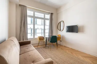 Télévision ou salle de divertissement dans l'établissement Spacious Paris Duplex for 4 Near Bastille