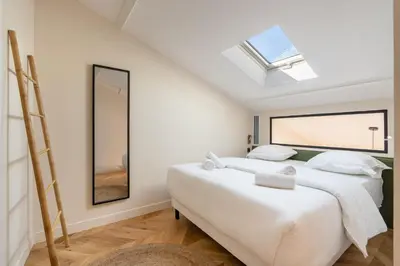 Un ou plusieurs lits dans un hébergement de l'établissement Spacious Paris Duplex for 4 Near Bastille
