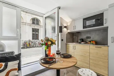 Cuisine ou kitchenette dans l'établissement Lavie Maison - Basement Apt front Palais Royal
