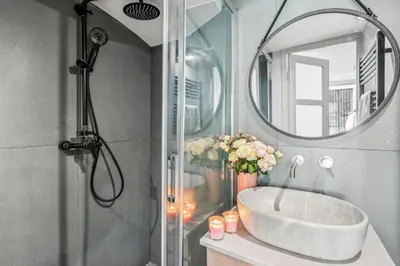 Salle de bains dans l'établissement Lavie Maison - Basement Apt front Palais Royal