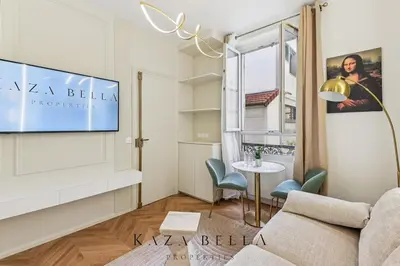 Télévision ou salle de divertissement dans l'établissement KAZA BELLA - Charming Levallois-Perret studio near Paris