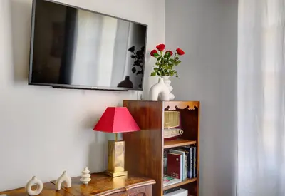 Télévision ou salle de divertissement dans l'établissement BnBNova - 1BR Le Marais & Arts et Métiers