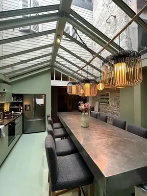 Plan de l'établissement Large architect-designed house with rooftop
