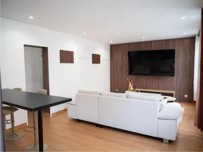 Télévision ou salle de divertissement dans l'établissement Cosy appartement Levallois