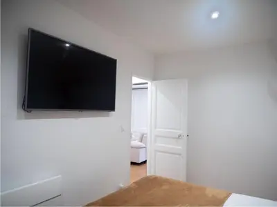 Télévision ou salle de divertissement dans l'établissement Cosy appartement Levallois