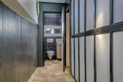 Salle de bains dans l'établissement Péniche insolite sur la Seine - près de Paris