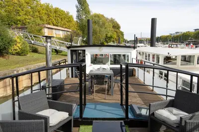 Coin salon dans l'établissement Péniche insolite sur la Seine - près de Paris