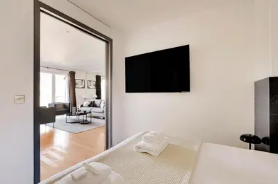 Télévision ou salle de divertissement dans l'établissement Pick A Flat's Apartment in Montaigne - Avenue Montaigne