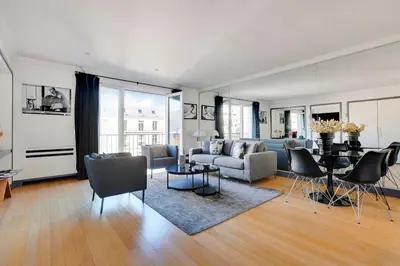 Coin salon dans l'établissement Pick A Flat's Apartment in Montaigne - Avenue Montaigne