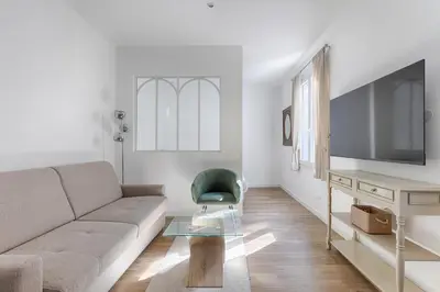 Télévision ou salle de divertissement dans l'établissement Appartement de charme entre Batignolles et Montmartre