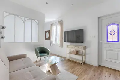 Télévision ou salle de divertissement dans l'établissement Appartement de charme entre Batignolles et Montmartre