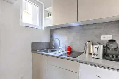 Cuisine ou kitchenette dans l'établissement Appartement de charme entre Batignolles et Montmartre