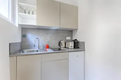 Cuisine ou kitchenette dans l'établissement Appartement de charme entre Batignolles et Montmartre