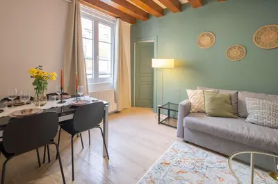 Coin salon dans l'établissement Elegant 1 BR - Palais Royal 2