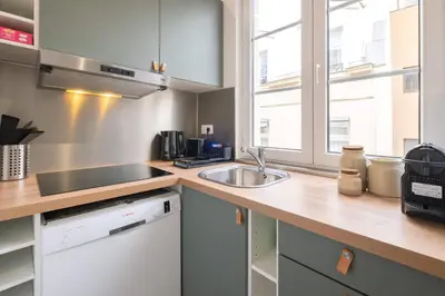 Cuisine ou kitchenette dans l'établissement Elegant 1 BR - Palais Royal 2