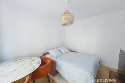 Un ou plusieurs lits dans un hébergement de l'établissement Charmant studio dans Paris 16