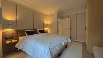 Un ou plusieurs lits dans un hébergement de l'établissement Champs Elysees Luxury Flat